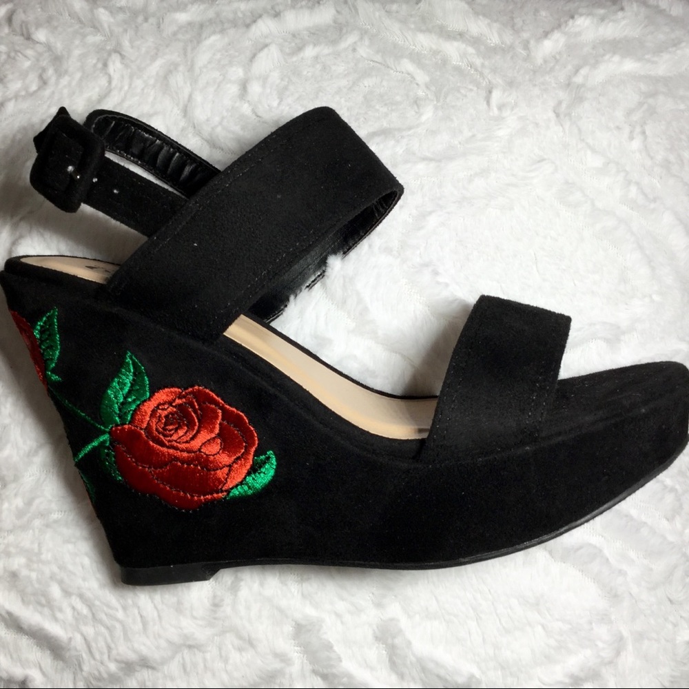 Embroidered Wedge Heel👼🏽